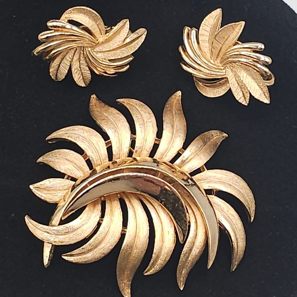 Vintage Trifari Gold Tone Earring Brooch Set Spray Leaf Brushed Formal